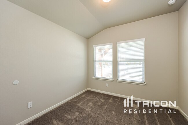 Building Photo - 13626 Paxton Blvd