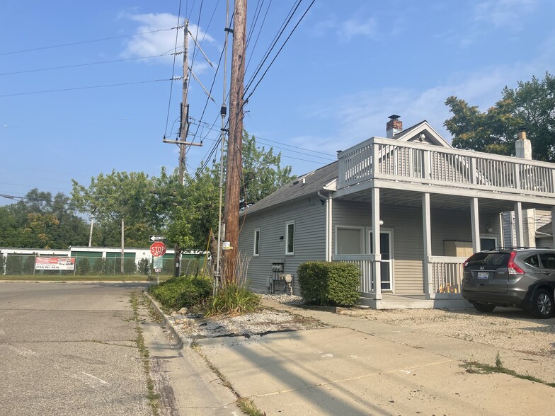 Building Photo - 635 N Huron St