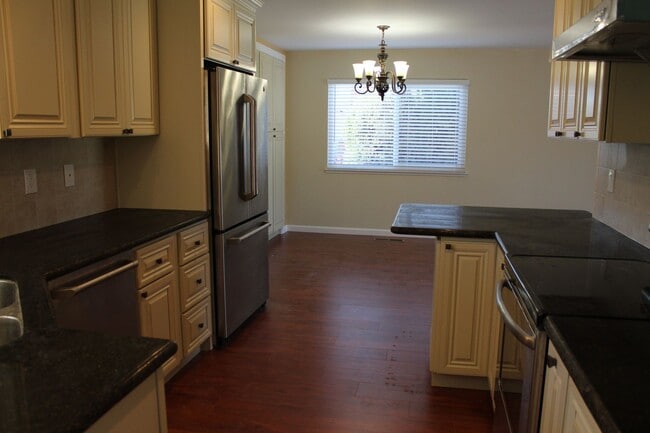 Building Photo - Panoramic Views! Walk to Iron Horse Trail, Schools...