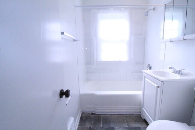 Building Photo - 305 E 78th Terrace