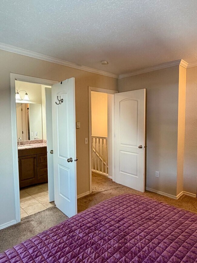 Building Photo - 2 Bedroom Townhouse with Carport