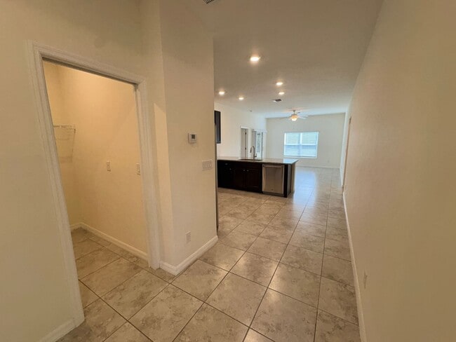 Building Photo - Modern 3 Bed 2 Bath in North Port Available Now