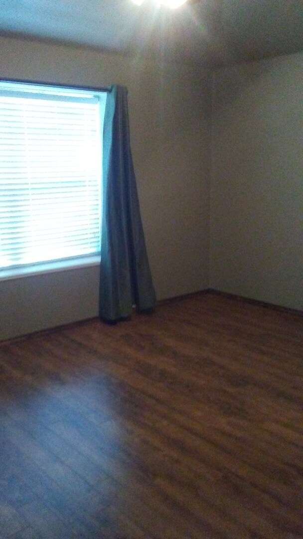 Building Photo - PRE-LEASING FOR FALL. 3 bed, 2 bath, 2 car garage home in Woodcreek Addition!