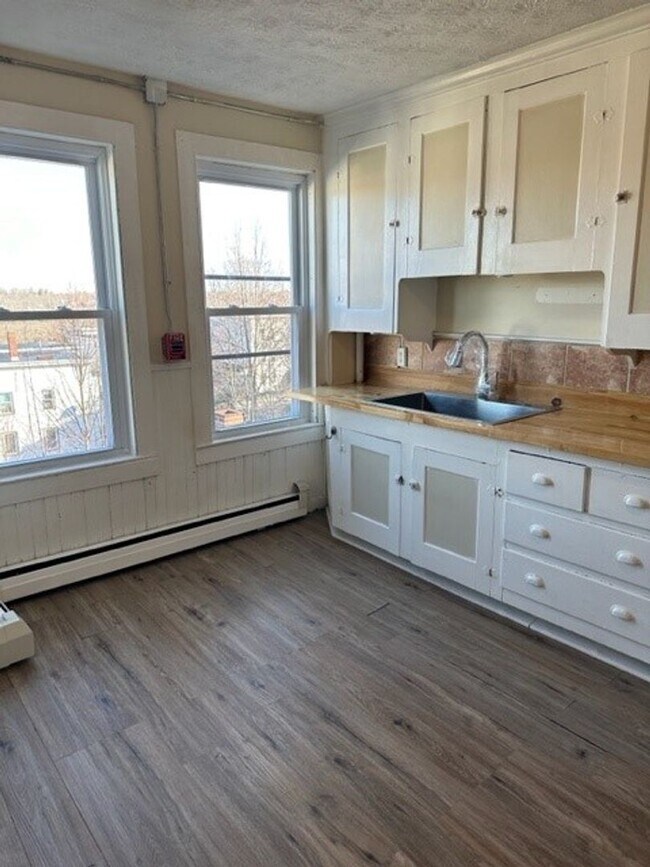 Building Photo - 1BR/1BA Available November 1st!!