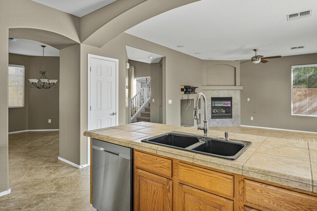 Building Photo - 4129 E Clubview Dr
