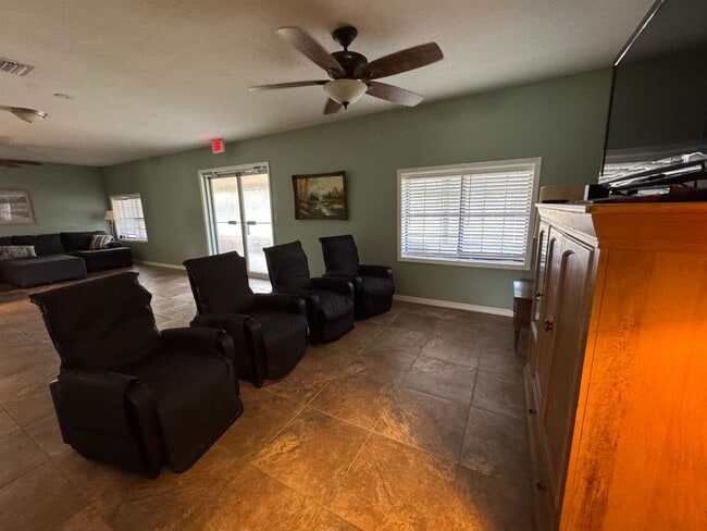 Building Photo - Spacious (Almost 3,000 sq ft) 6 Bedroom, 3 Bath Furnished Home – Live Oak, FL