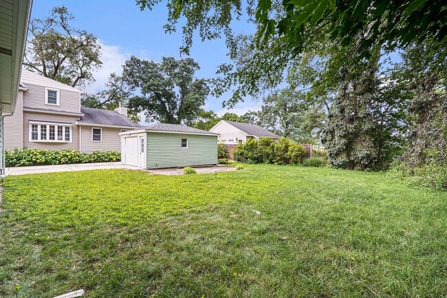Building Photo - AVAILABLE IN AUGUST! 3 Bedroom, 1 Bath Sin...