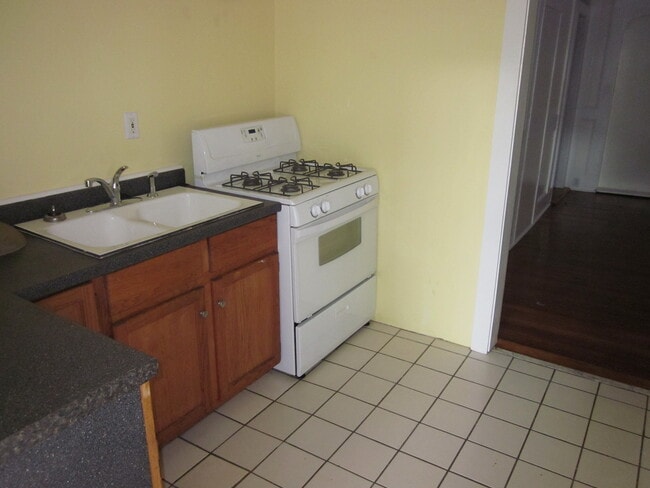 Building Photo - 1 Bed/1 Bath in Duckpond Area Close to Downtown