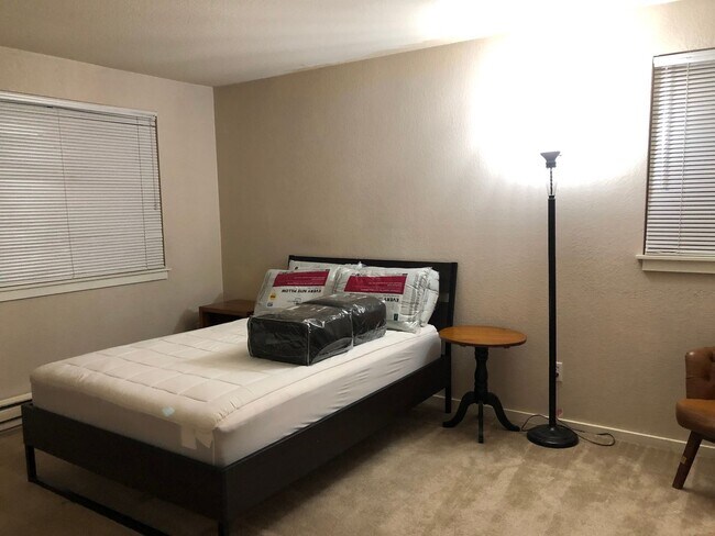 Building Photo - Charming 2-Bedroom, 1-Bathroom Condo in Prime Factoria Location