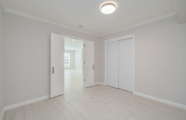 Building Photo - 355 N Post Oak Ln
