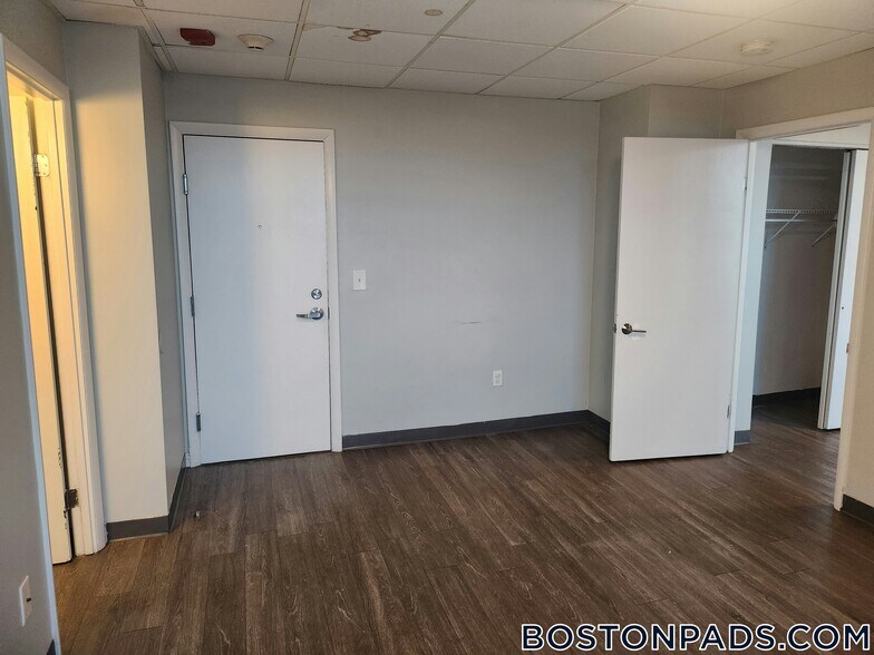 Building Photo - 507 Main St