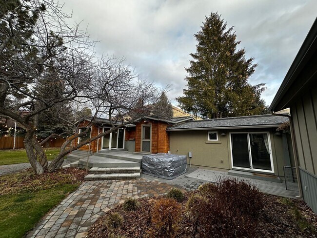 Building Photo - 4 Bed, 3 Bath Home in Hailey, Idaho with Beautiful Mountain Views