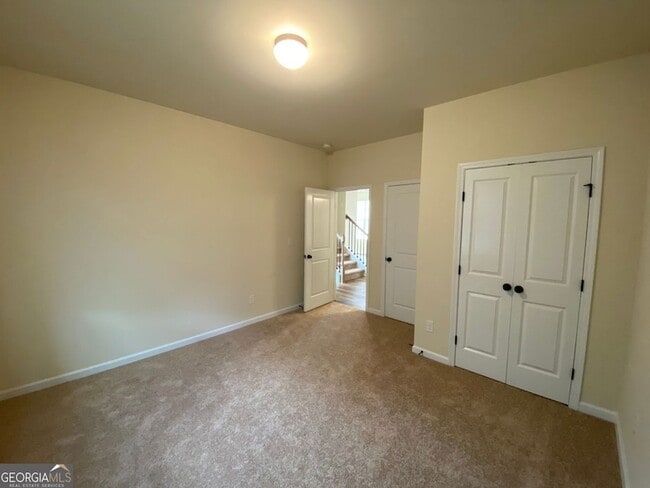 Building Photo - 5595 Mirror Lake Dr