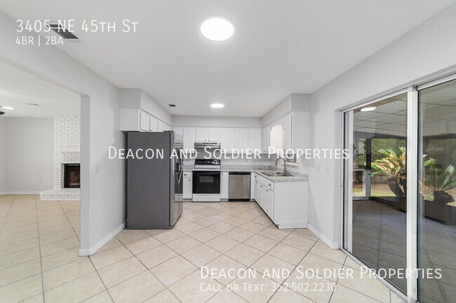 Building Photo - 3405 NE 45th St