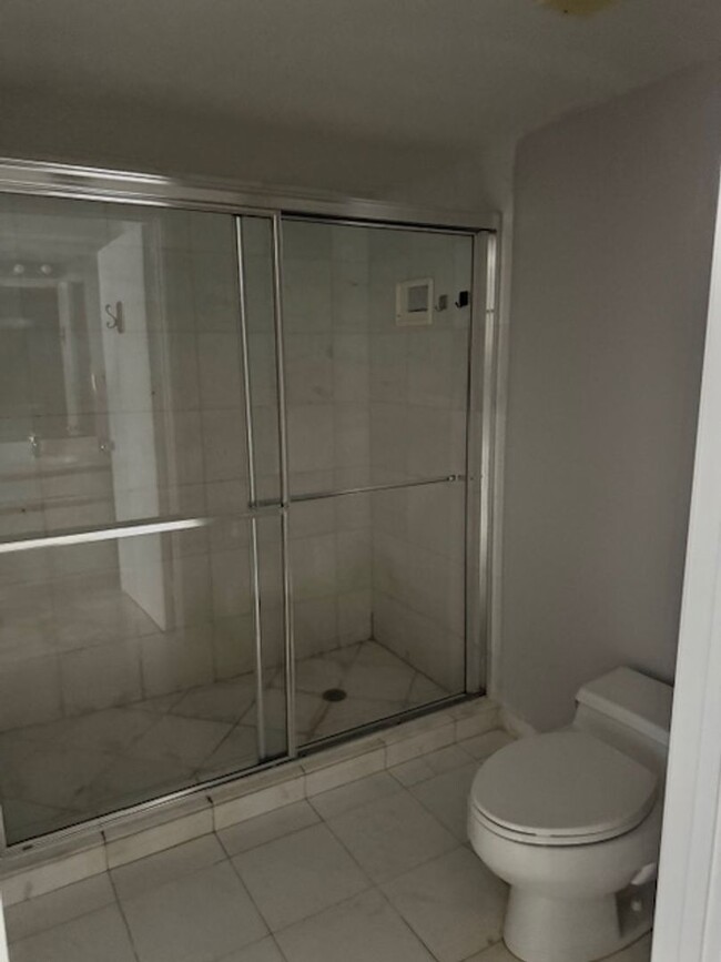 Building Photo - 2 BED/ 2BATH MYSTIC POINT 600 AVENTURA