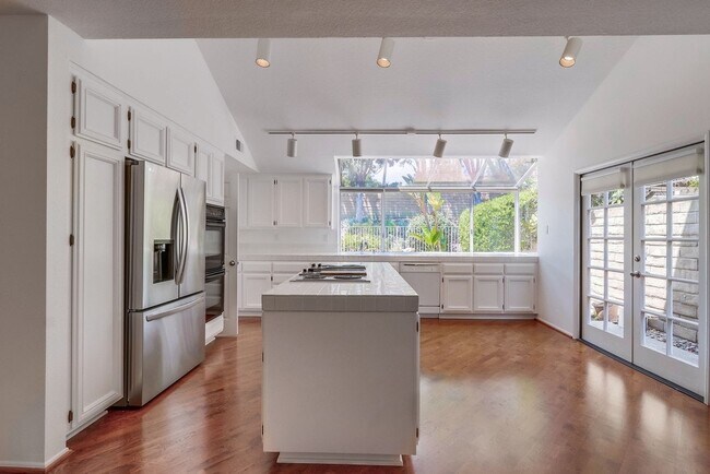 Building Photo - 26721 Sierra Vista