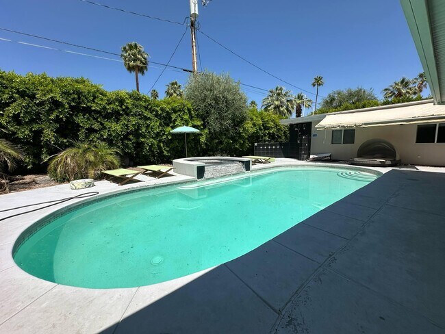 Building Photo - 725 S Mountain View Dr