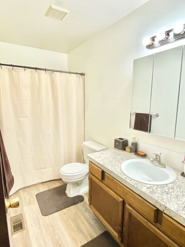 Building Photo - Large 4 Bedroom/2 Bath Bi-Level Home with ...