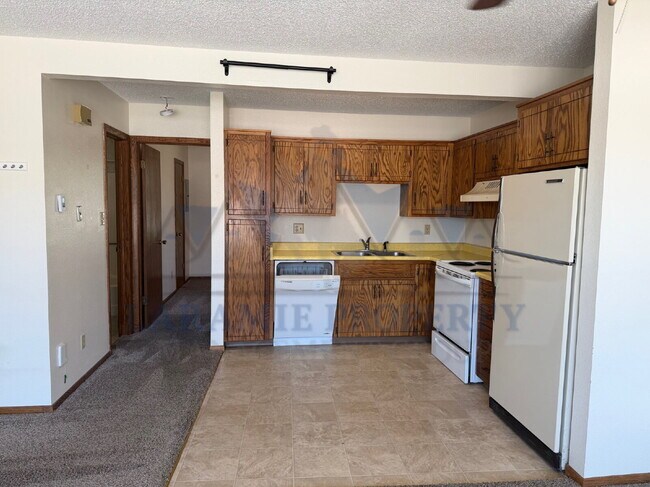 Building Photo - Garden-Level 1-Bedroom with Walk-In Closet -Near UW Bus Lot