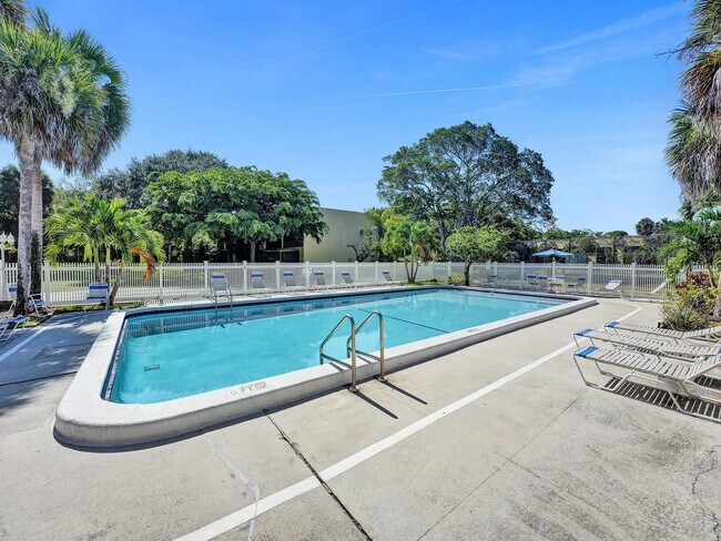 Building Photo - 930 SW 9th St Cir