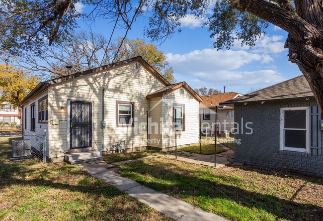 Building Photo - 3 bedroom 1 bath in the Delano District!