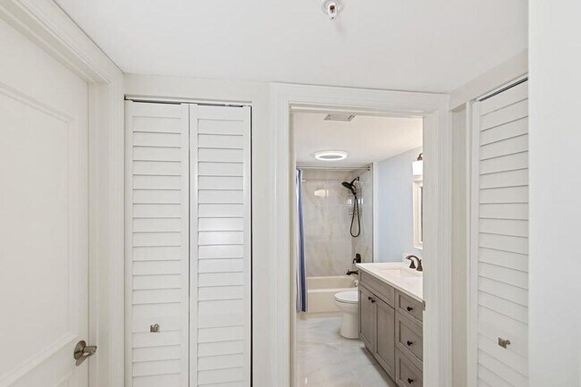 Building Photo - 2101 Marina Isle Way