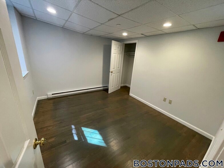 Building Photo - 77 Park Dr