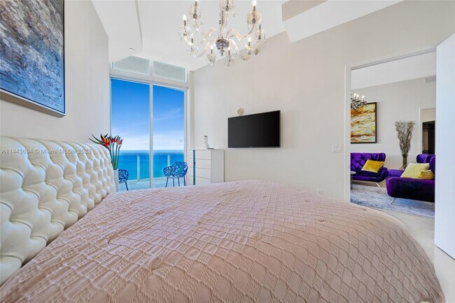 Building Photo - 15811 Collins Ave