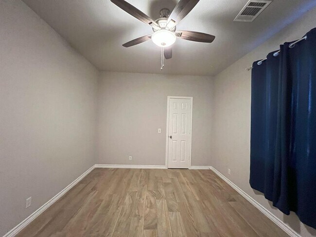 Building Photo - 1112 Vanderbilt Cir