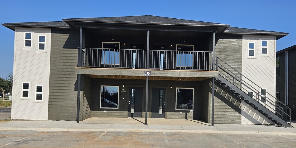 Primary Photo - 2361 N Thompkins Ave