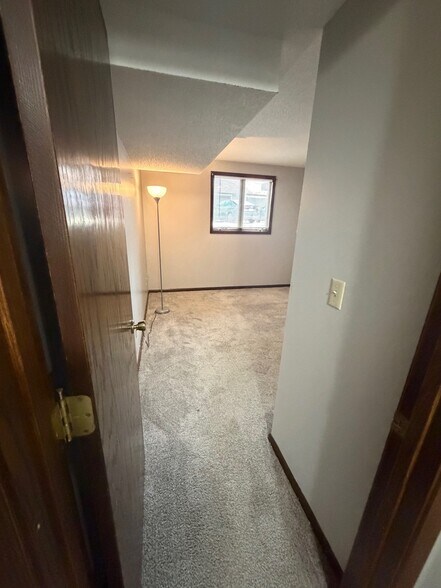 Building Photo - 422 Commodore Dr