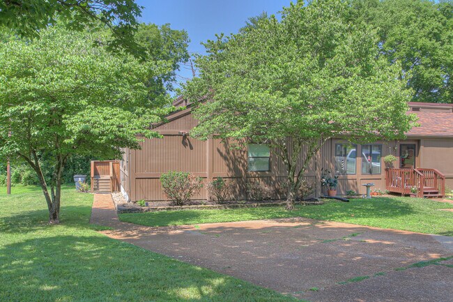 Building Photo - 104 Doral Ct