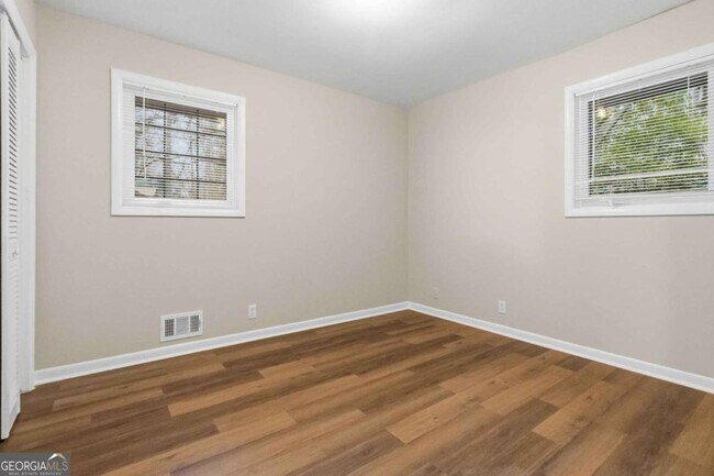Building Photo - 2953 Meadowview Dr SE
