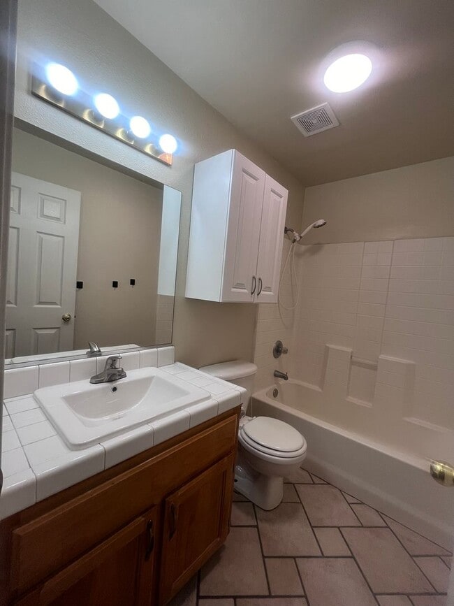 Building Photo - 1900 Modoc Ave