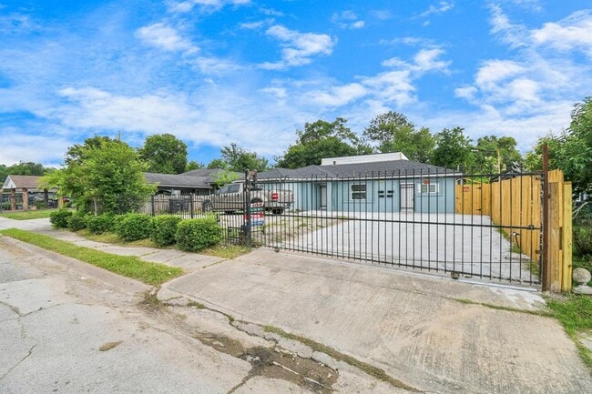 Building Photo - 5714 Doulton Dr