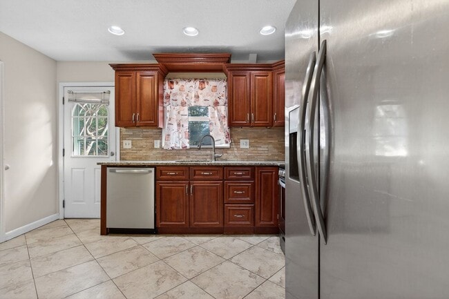 Building Photo - 352 Rahways Rd