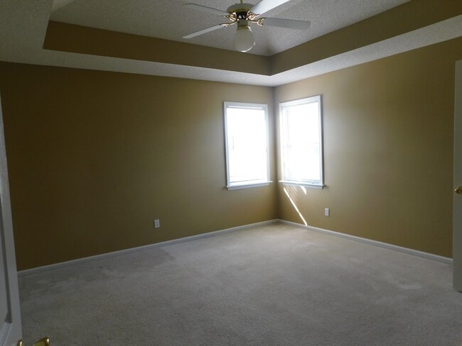 Building Photo - Quiet convenience
