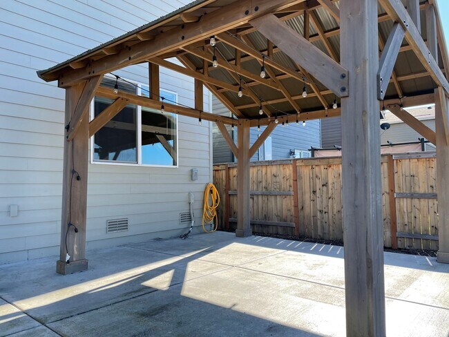 Building Photo - BEAUTIFUL 3 Bedroom 2.5 Bath Home! High Ce...