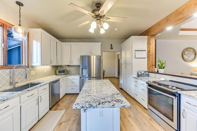 Building Photo - 640 Bluffside Dr