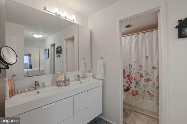 Building Photo - 307 Yoakum Pkwy