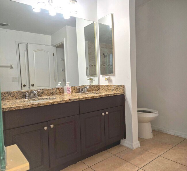 Building Photo - Price Improved!!!!-Large Family Home-Great...
