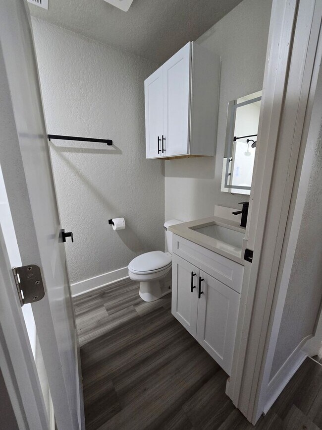 Building Photo - 3 Bed 2 Bath Apartment