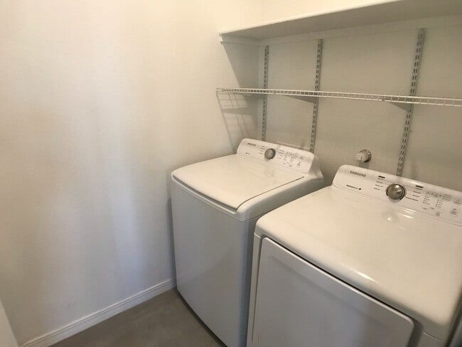 Building Photo - Gorgeous, Newer 3 bedroom in Los Lunas! Open Layout!