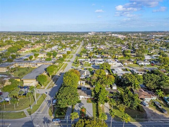 Building Photo - 1075 NE 12th Ave