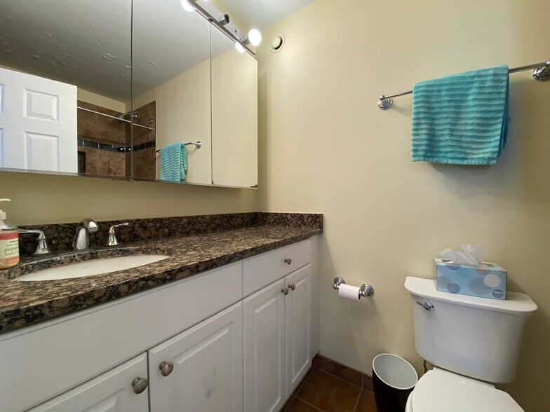 Building Photo - 663 N State St