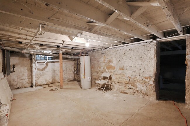 Building Photo - 628 E Whittier St