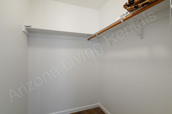 Building Photo - FURNISHED AVAILABLE OCTOBER - MAY
