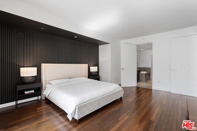 Building Photo - 6250 Hollywood Blvd