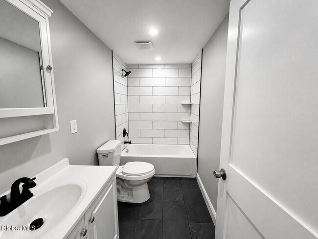 Building Photo - 62 Glen Ave