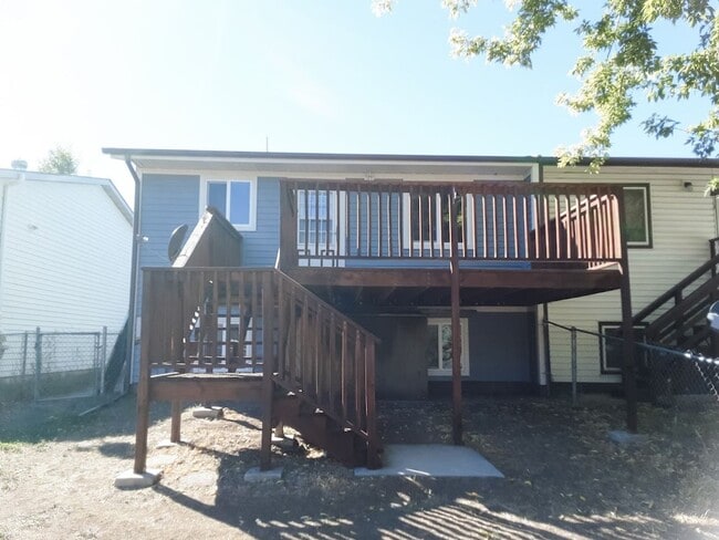 Building Photo - 4 Bed/ 2 Bath Townhome!